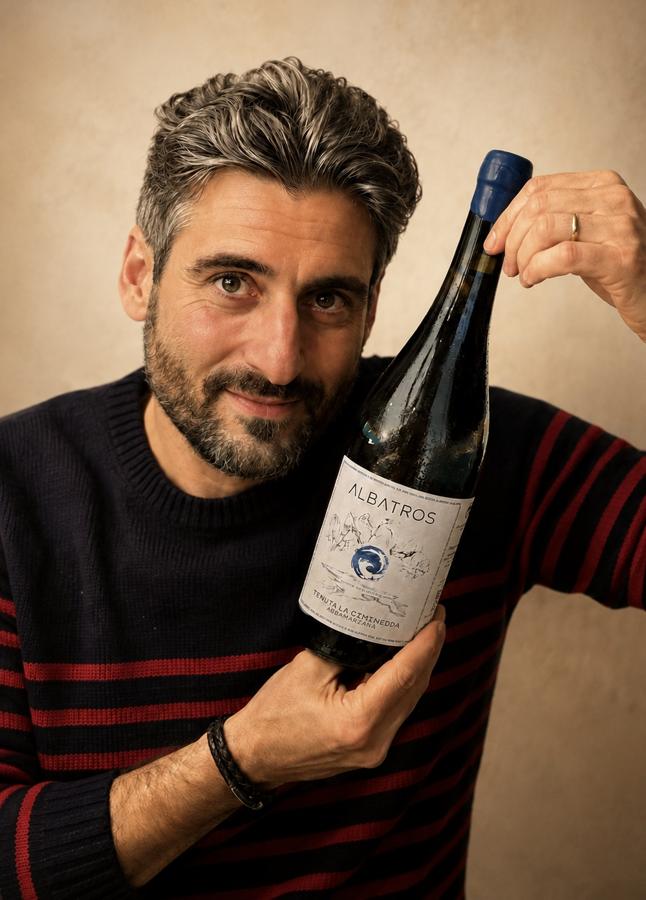 Marco Cimino con in mano una bottiglia di Albatros